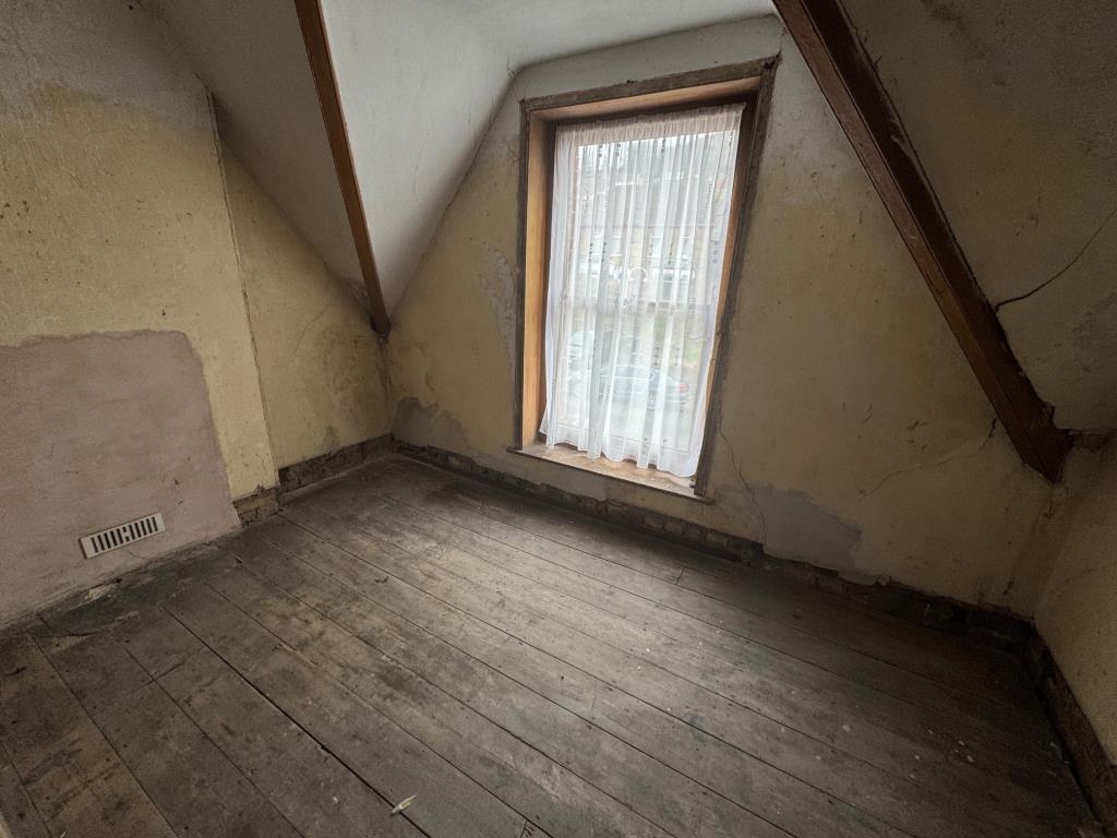 Lot: 163 - DETACHED THREE STOREY PROPERTY FOR TOTAL REFURBISHMENT - First floor room 2